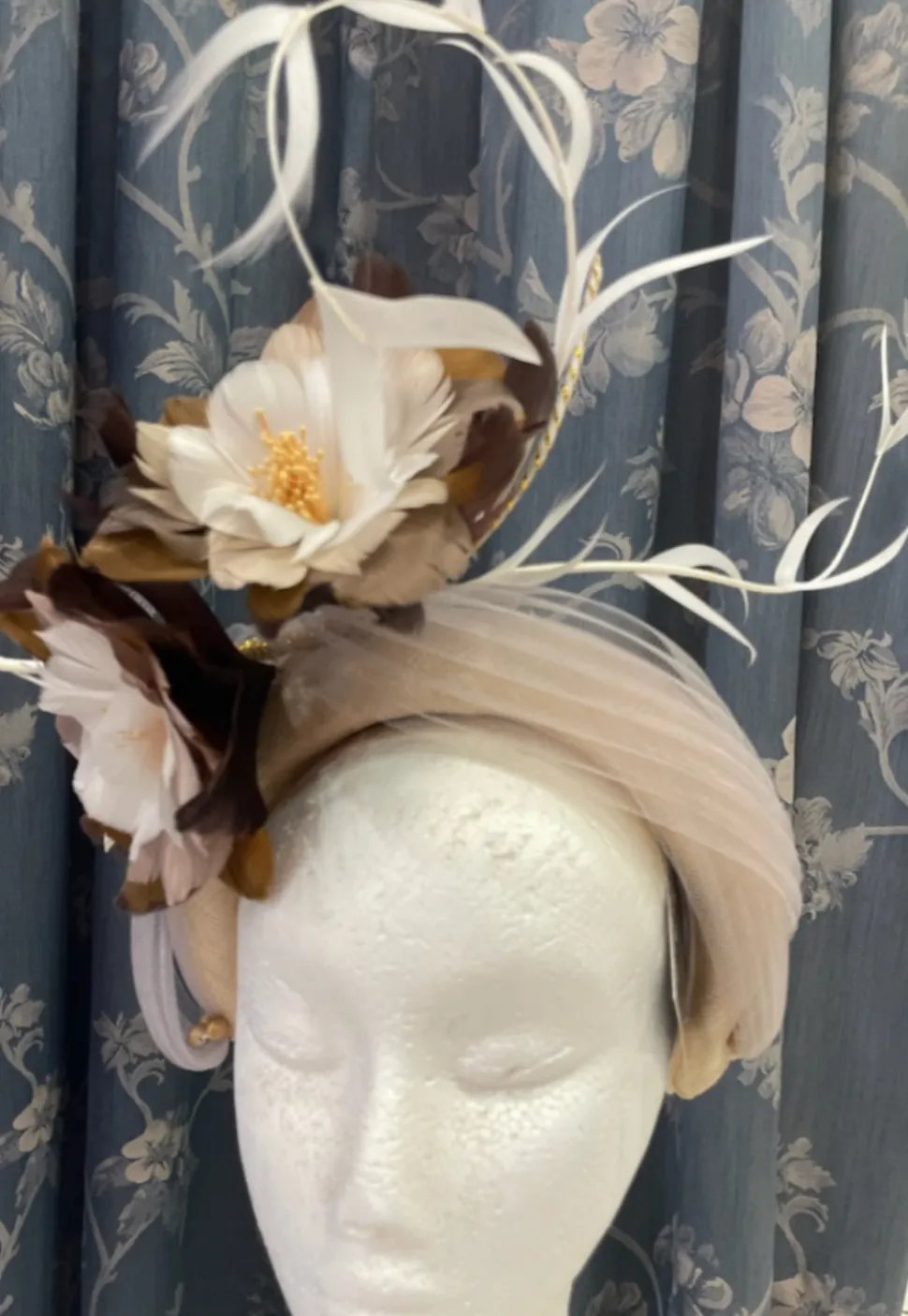 melanie_ferrero__beige_he_1.webp Melanie Ferrero - Beige Headband with Brown Feather Flowers