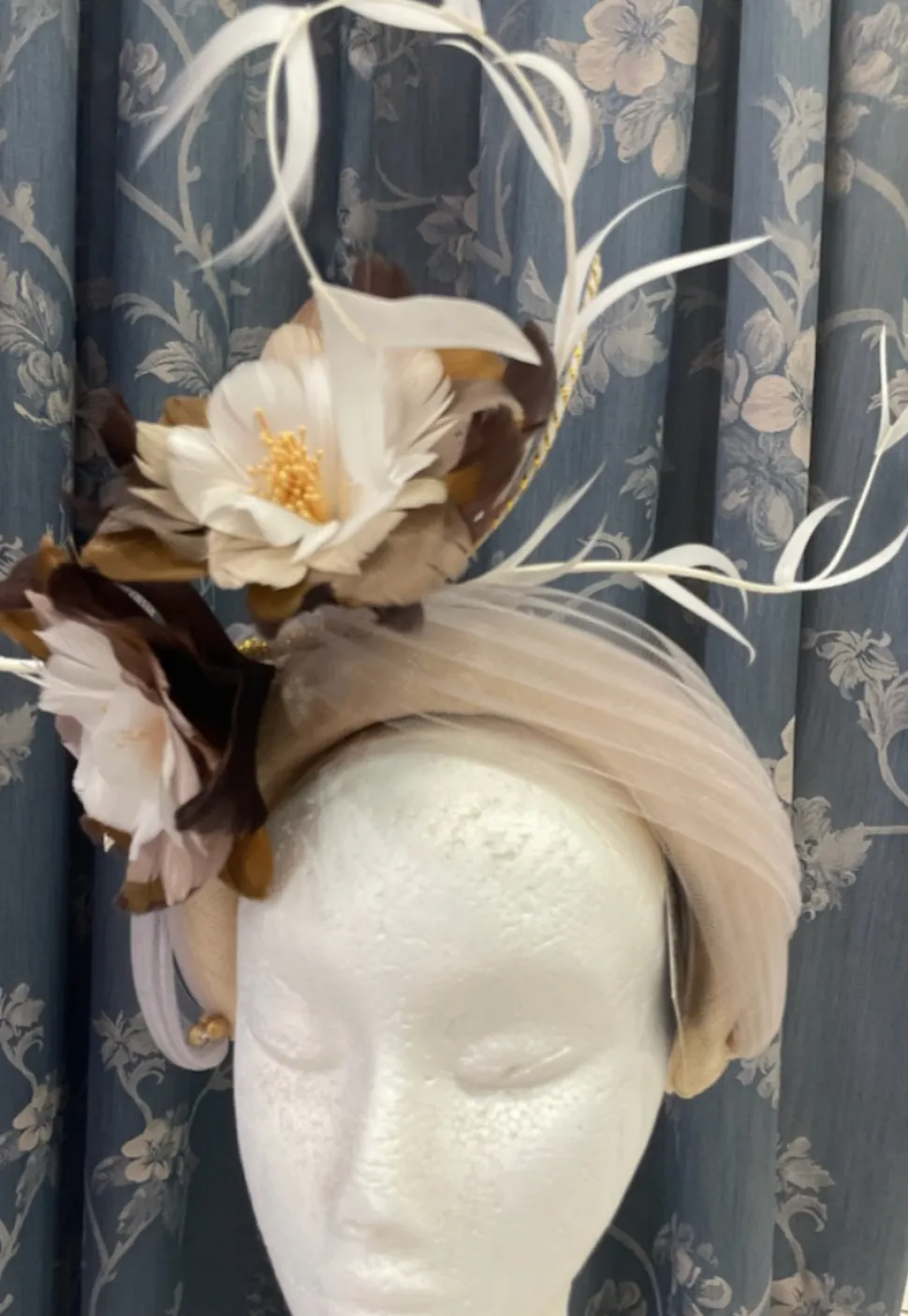 melanie_ferrero__beige_he_2.webp Melanie Ferrero - Beige Headband with Brown Feather Flowers