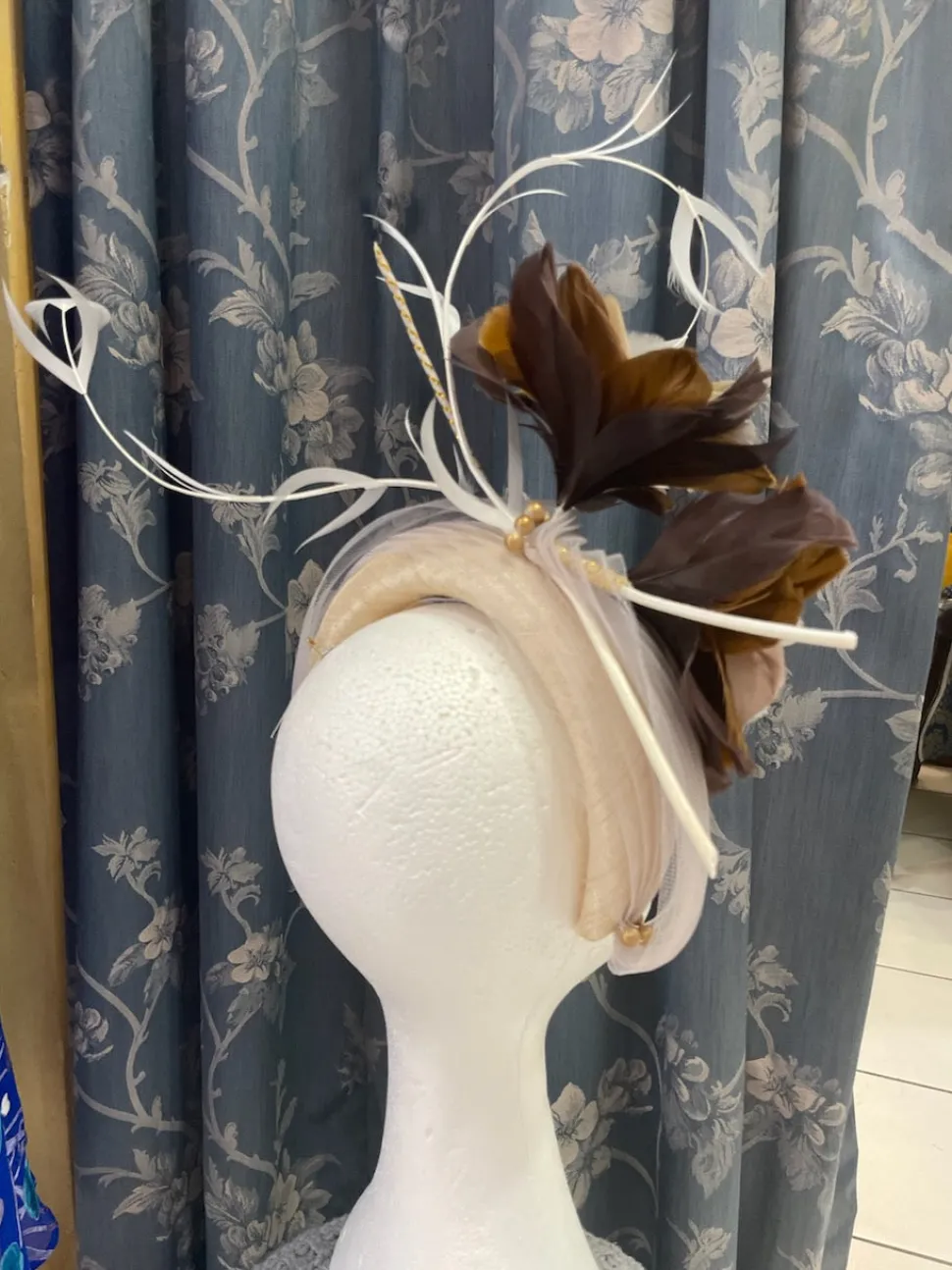 melanie_ferrero__beige_he_4.webp Melanie Ferrero - Beige Headband with Brown Feather Flowers