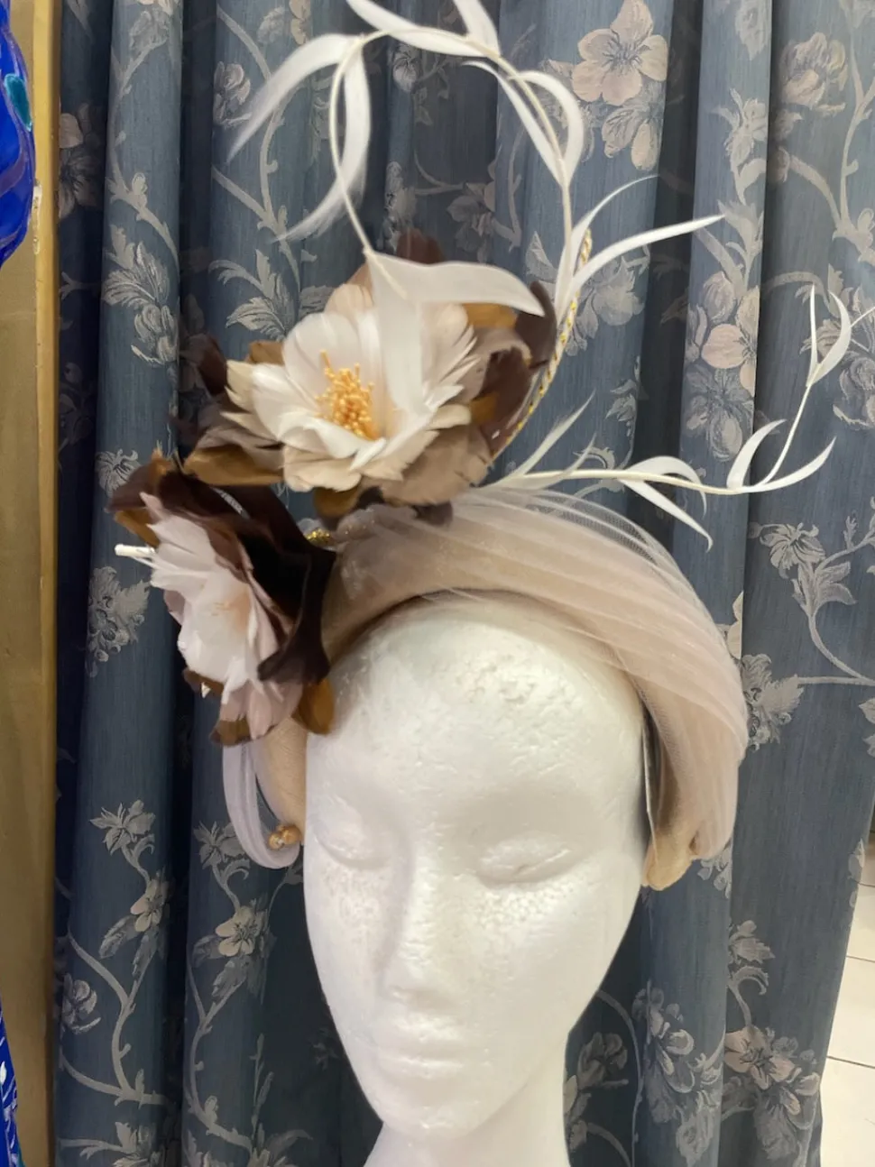melanie_ferrero__beige_he_5.webp Melanie Ferrero - Beige Headband with Brown Feather Flowers